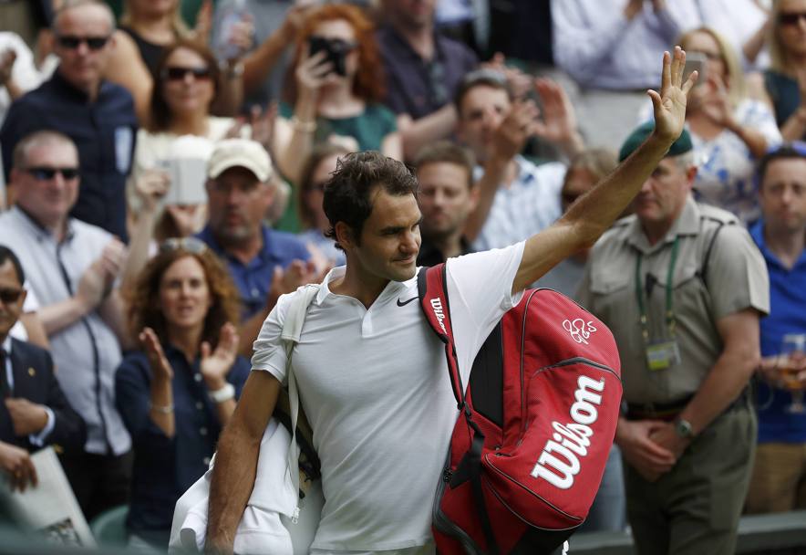 Roger Federer lascia il campo (Reuters)